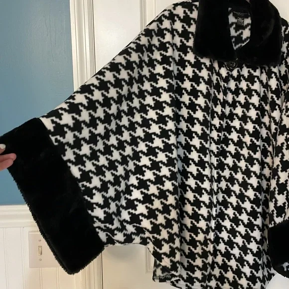 Jennifer Lauren Fuzzy Houndstooth Cape w/button closure & wide sleeves One Size - Picture 5 of 7
